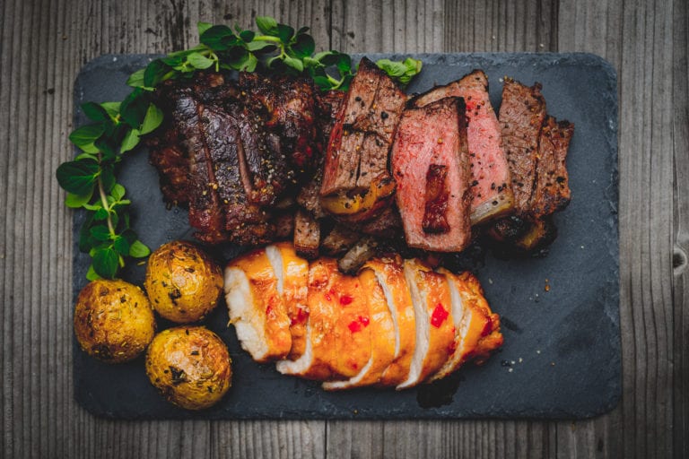 Grillmenü: Steak, Hühnchenbrust und Rosmarin-Kartoffeln.